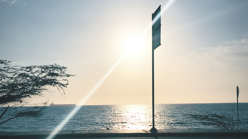 what to do in santa marta colombia featured image showing the sunset over the sea